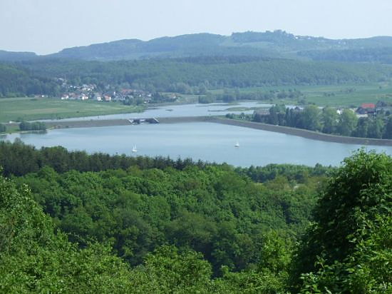 Weiter Blick über den Aartalsee, grüne Wälder und die umliegende Landschaft