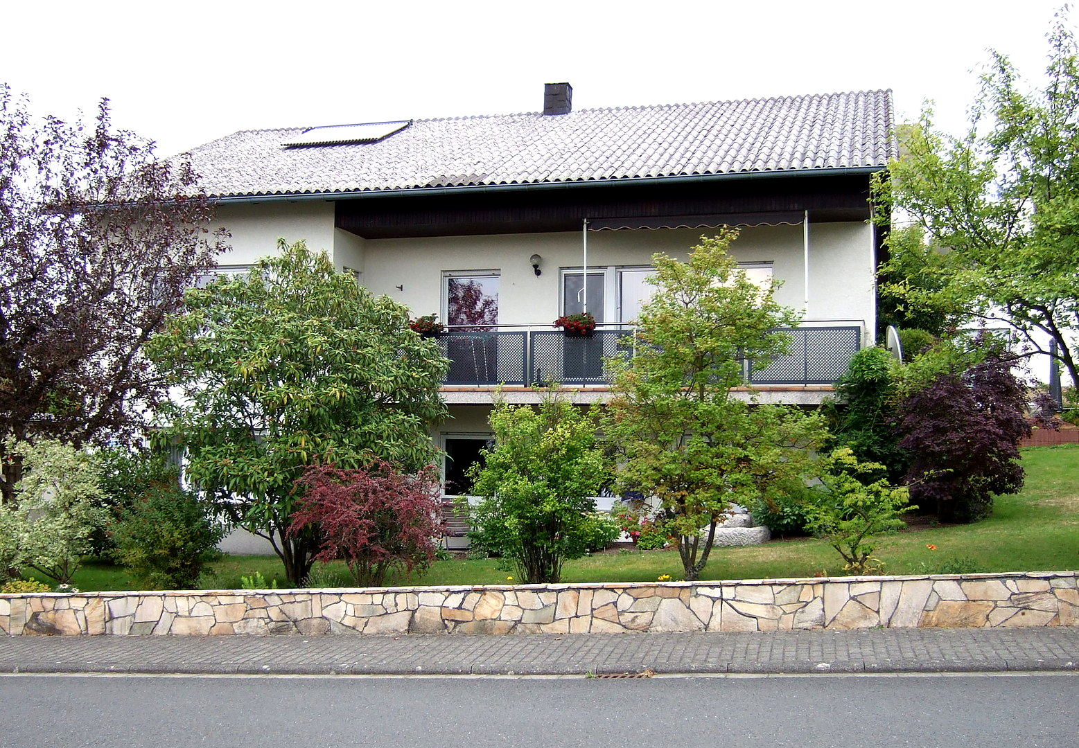 Haus mit grünem Vorgarten in Hohenahr-Erda