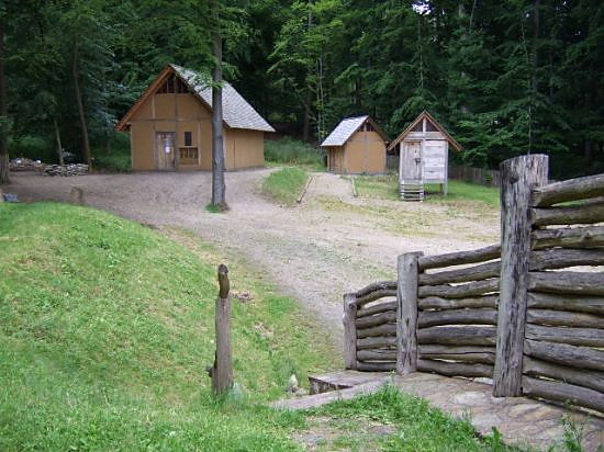 Rekonstruierte Holzhäuser im Keltengehöft am Dünsberg