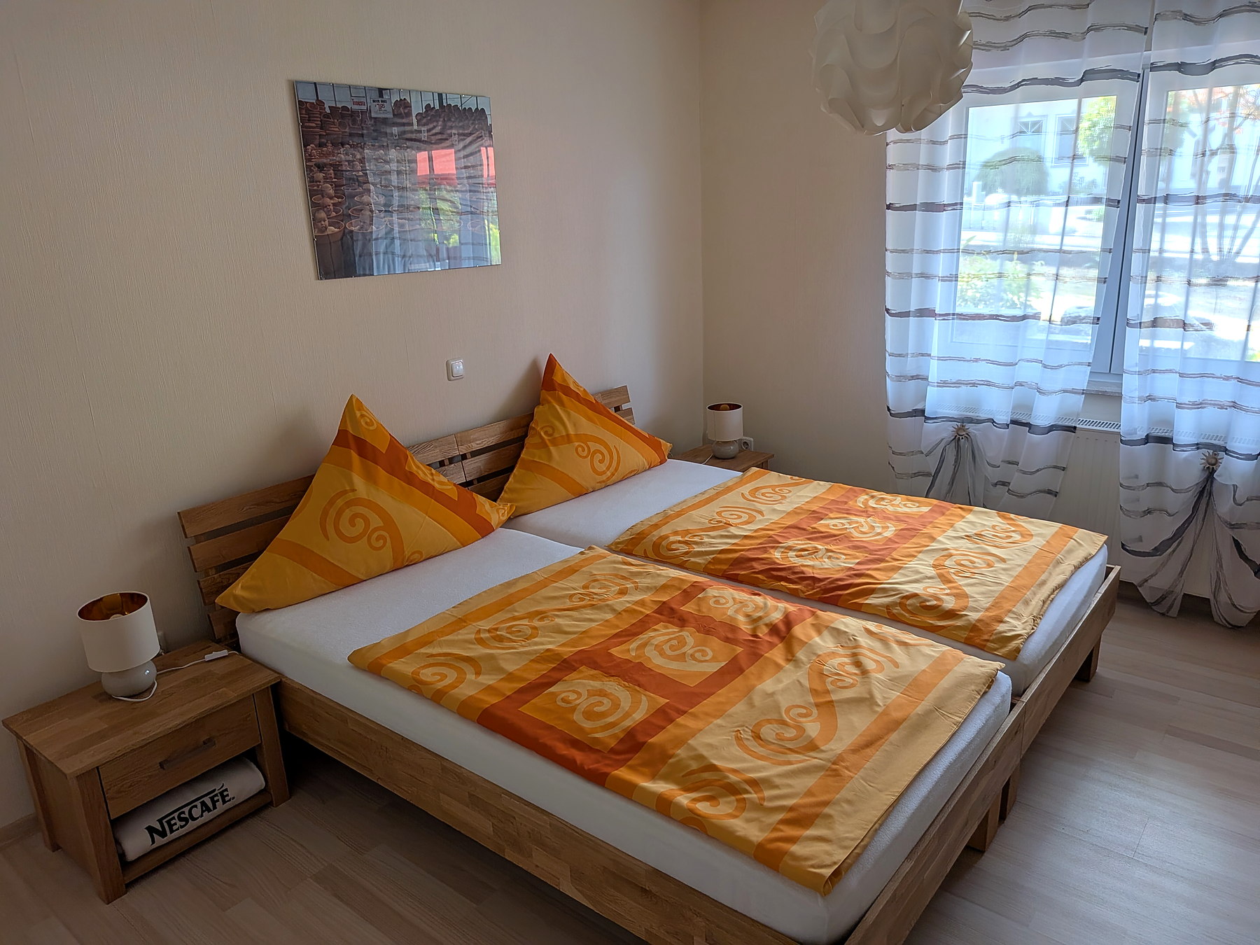 Schlafzimmer mit zwei zusammengestellten Einzelbetten und Fenster